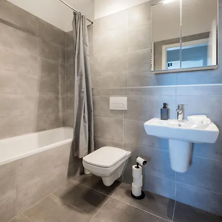 Modern Riverfront With Free Parking *