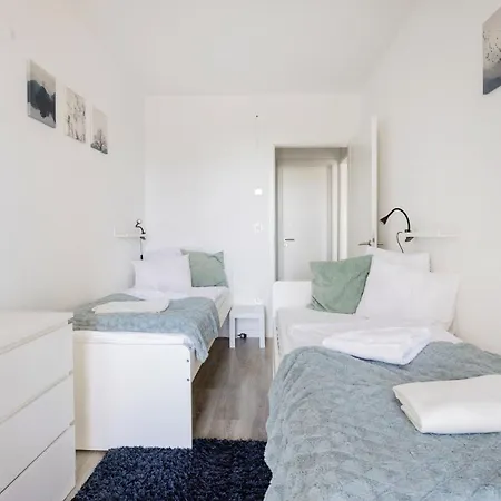 Modern Riverfront With Free Parking