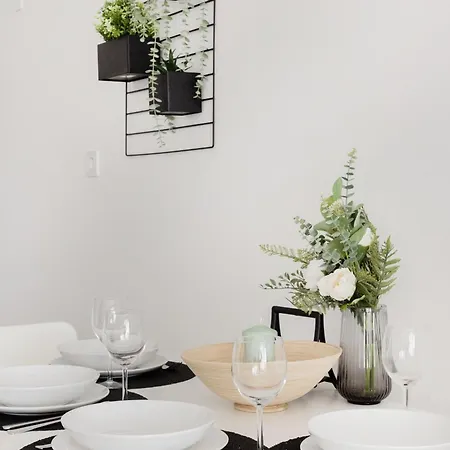 Modern Riverfront With Free Parking *