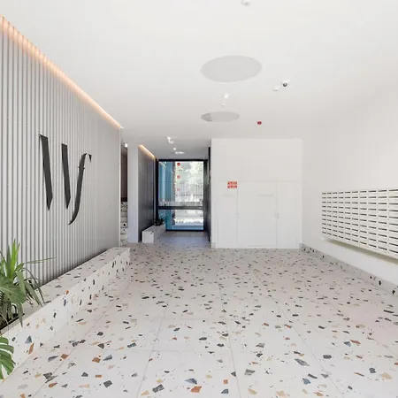 Modern Riverfront With Free Parking