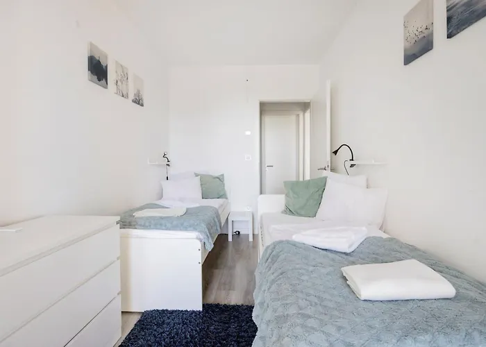 Modern Riverfront With Free Parking