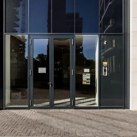 아파트 Modern Riverfront With Free Parking