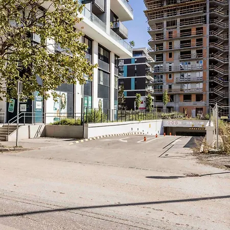 Modern Riverfront With Free Parking *