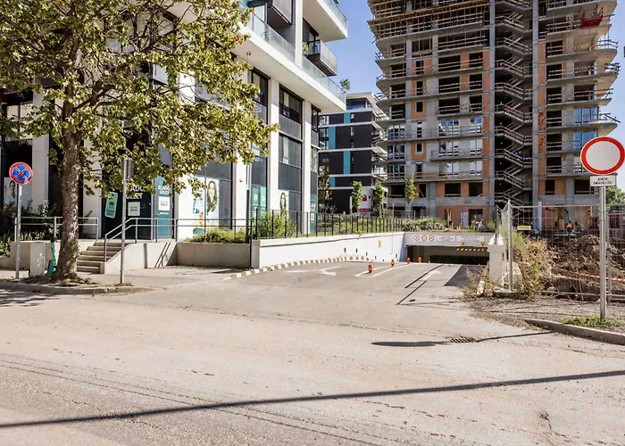 Modern Riverfront With Free Parking *